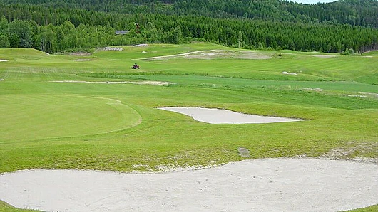 Grønn golfbane med bunkersand levert av Sokna Sand og Pukk.
